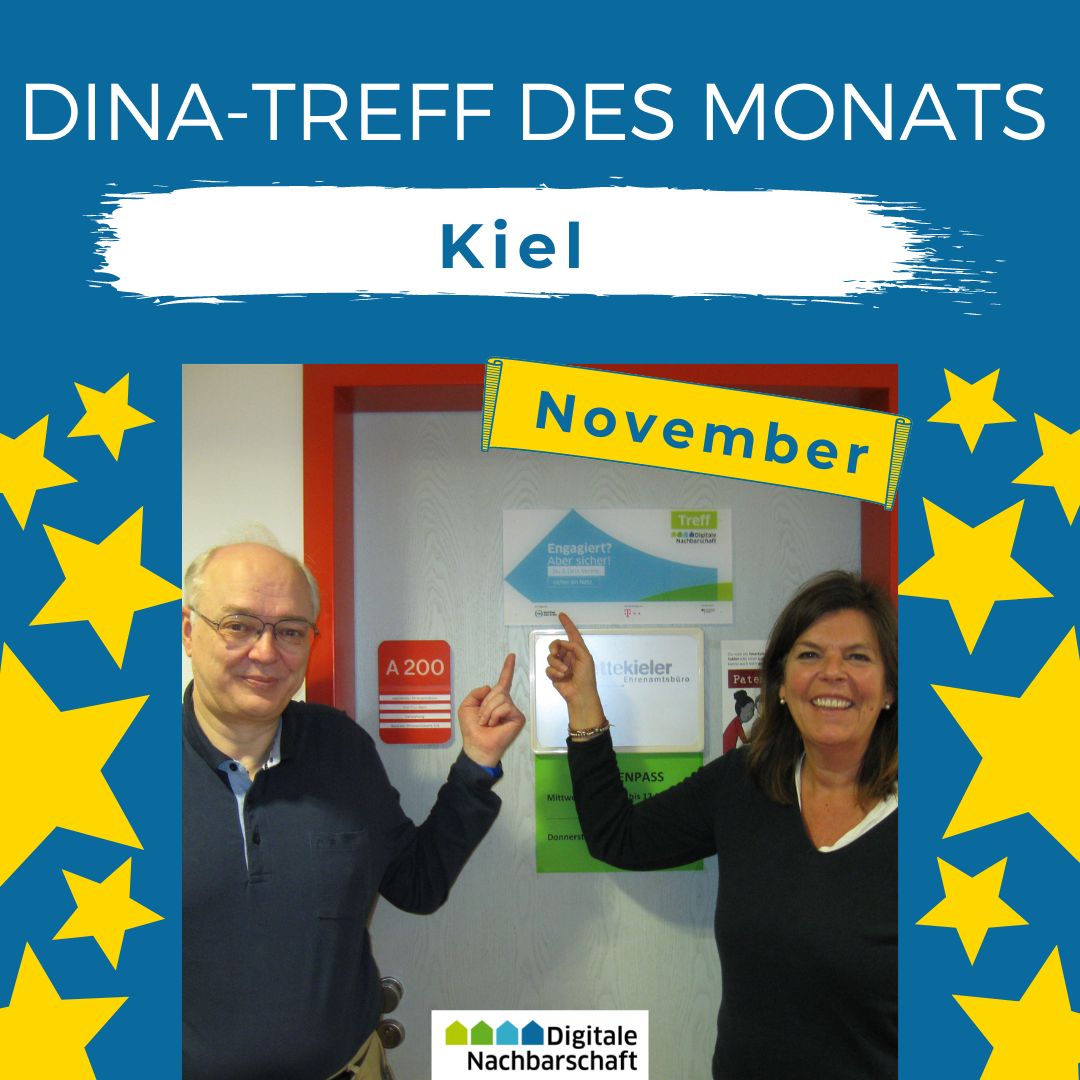 Auf dem Bild sieht man einen Mann und eine Frau, die mit dem Zeigefinger auf eine DiNa-Check Plakette hinter ihnen zeigen.