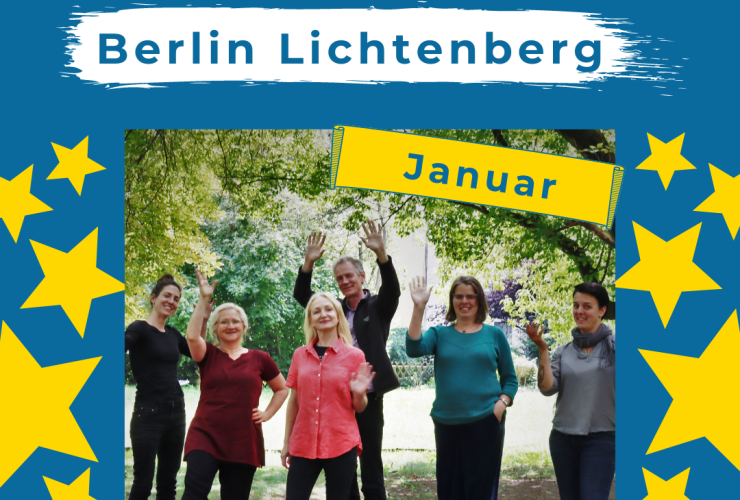 Auf dem Bild sieht man 6 Personen die in einem Garten stehen und in die Kamera winken.