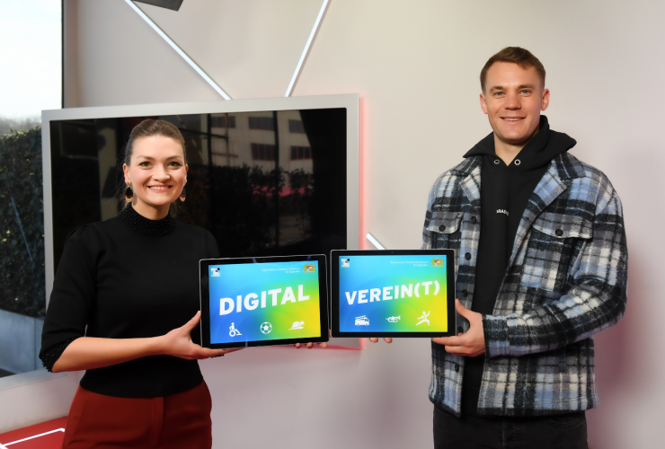 StMD: Die bayerische Staatsministerin Judith Gerlach und Projektpate Manuel Neuer zum Start von digital verein(t).